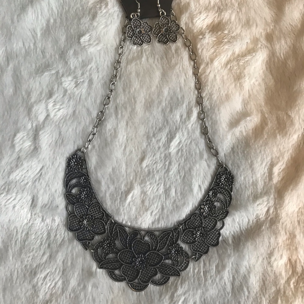 Paparazzi short floral necklace